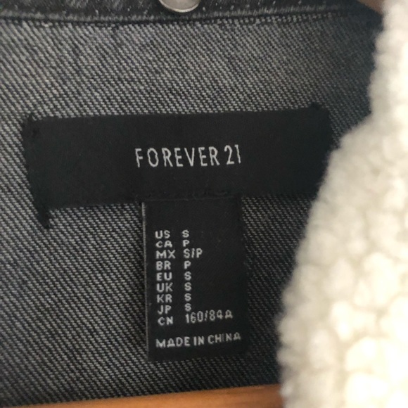 Black jean jacket with fur - Picture 3 of 3